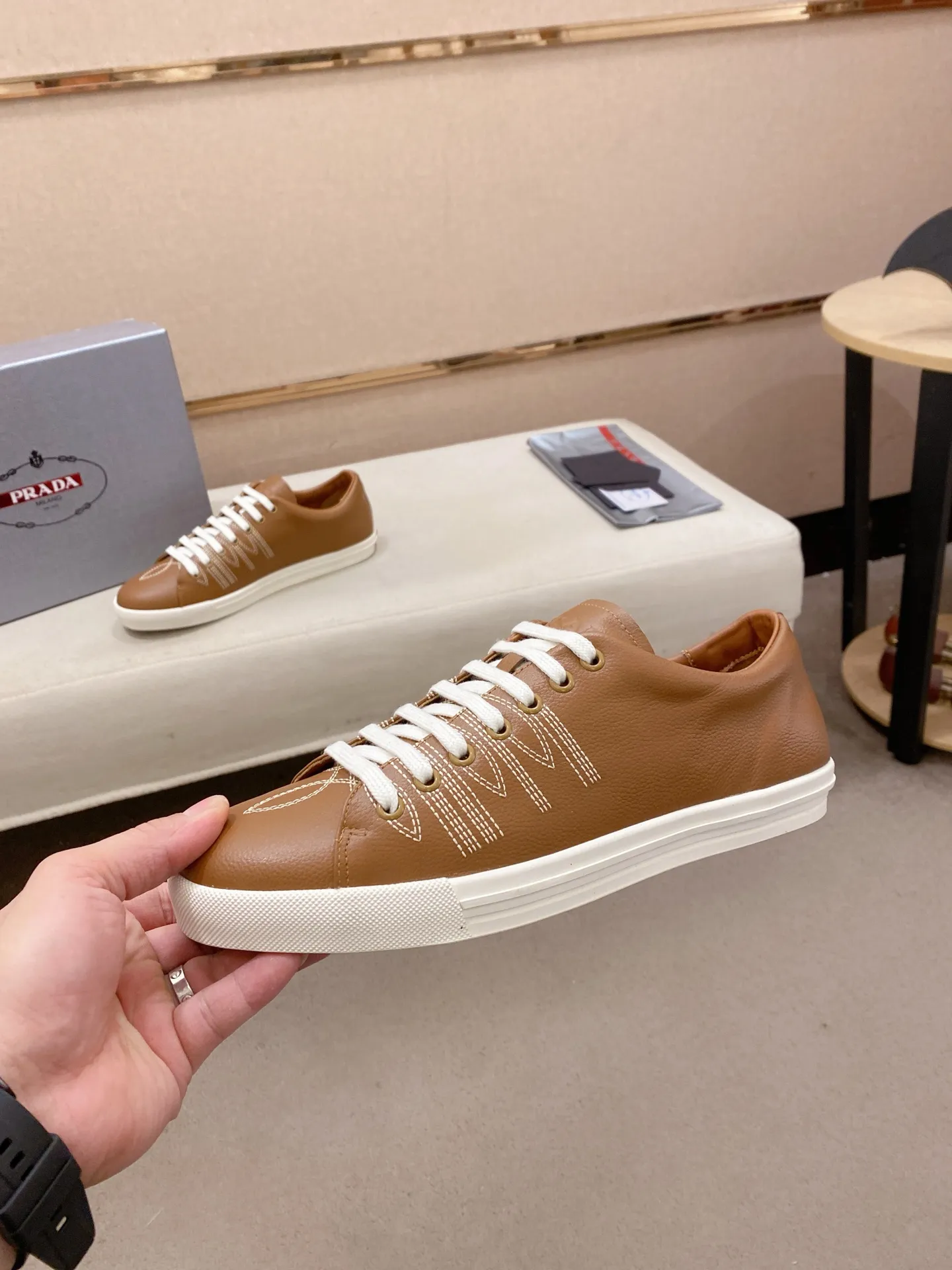 Factory price 560💰 ✔️✔️✔️Higher version High-quality new PRADA (Prada) counters are launched simultaneously. The new men's shoes and 😘fabric are made of selected first-layer cowhide with superb craftsmanship. Lining: Full cowhide lining. 👍🏿 High-end ☄️ air-cushion molded anti-slip rubber outsole, exquisite lines, simple and elegant, comfortable and high-end for leisure travel. Code number: 38 to 45